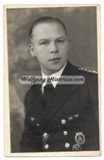 Kriegsmarine Officer wearing the Flottenkriegsabzeichen - Image 2