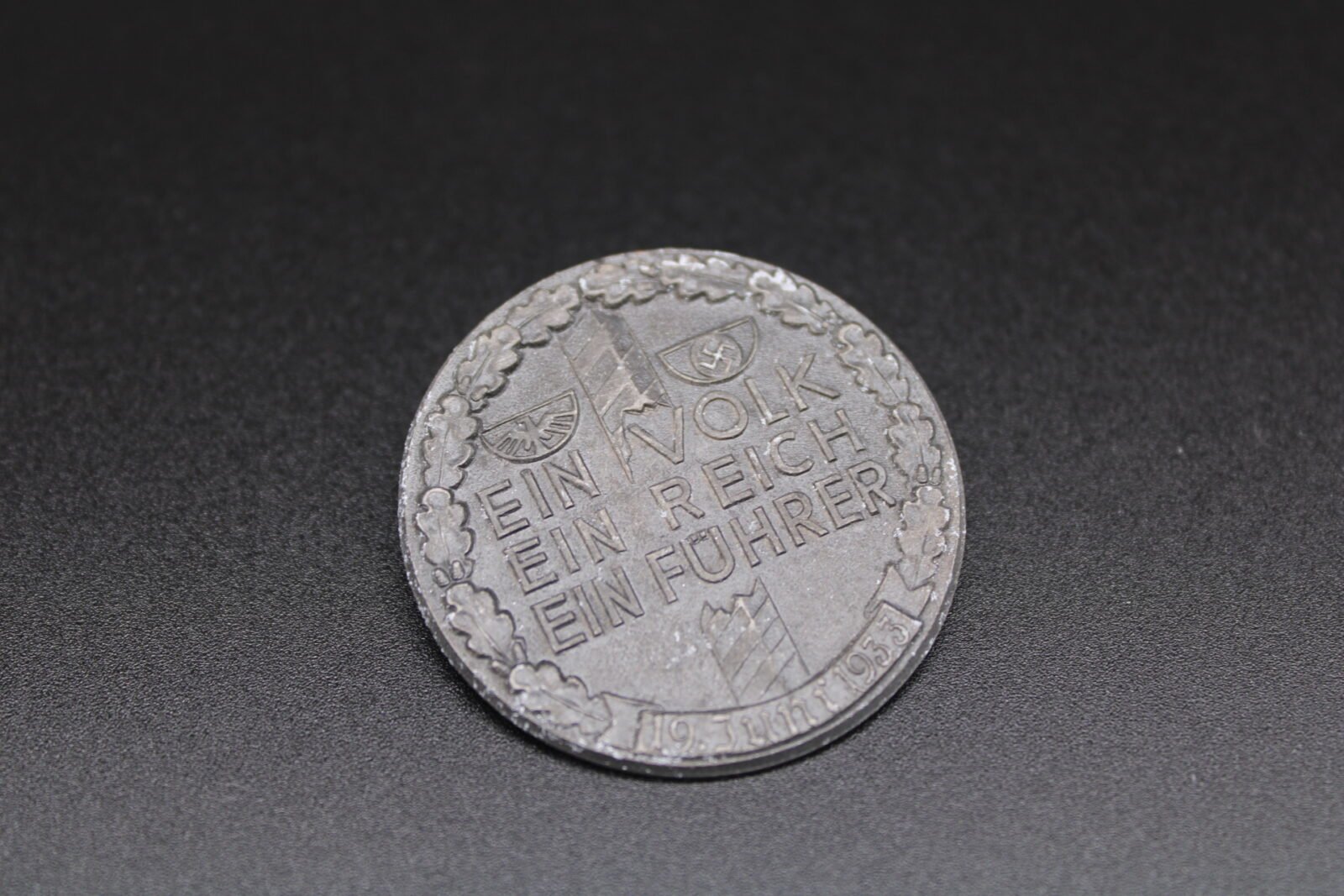 ERE47 - Ein Volk Ein Reich Ein Fuhrer - 1 "Ein Reich, Ein Führer, Ein Volk, 19. Juni 1933" Badge - Image 1