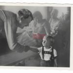 Adolf Hitler with young Child - "Ein Kinderblick" - Postcard