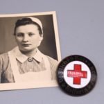 DRK-Helferin Brosche + ID Photo Set