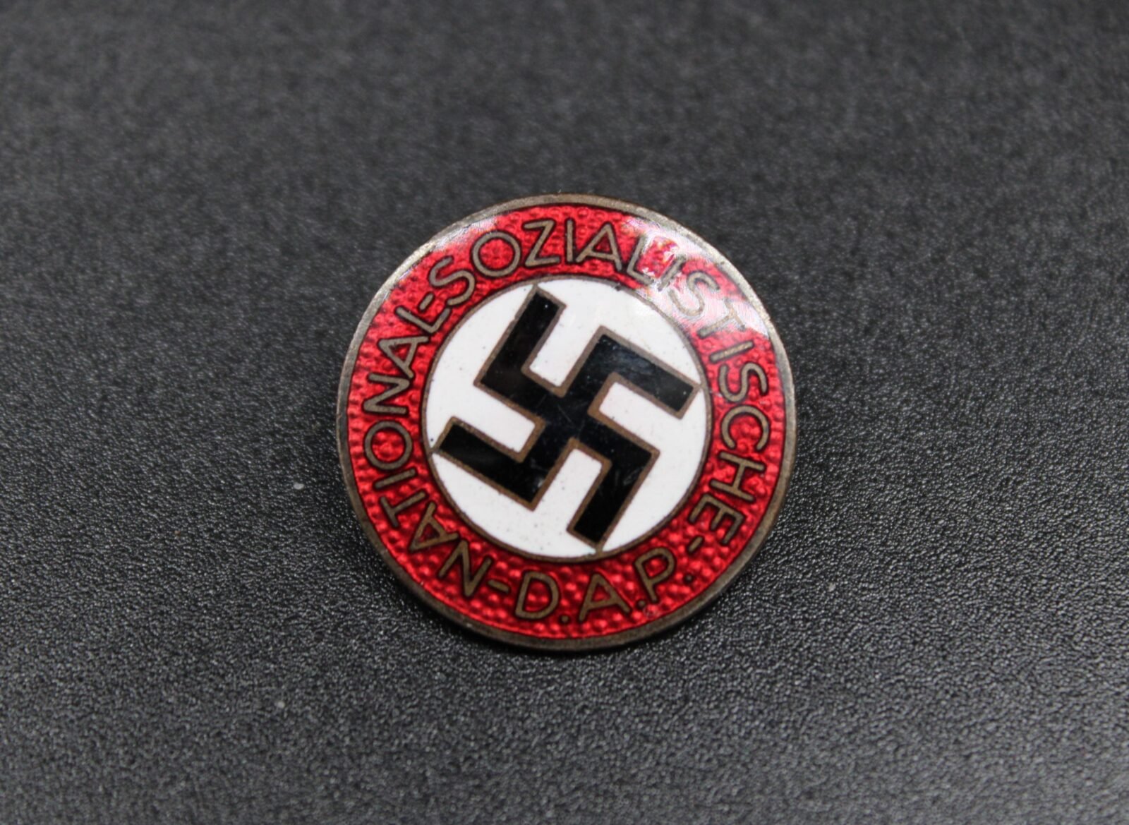 IMG_6963 NSDAP Parteiabzeichen (M1/100 – Werner Redo, Saarlautern) - Image 1