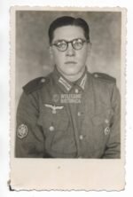 Studioportrait of a Gebirgsjäger Soldier wearing the Verwundetenabzeichen