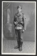 Studioportrait Wehrmacht Soldier of MG-Bataillon 47