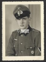 Studioportrait Wehrmacht Soldier wearing VWA