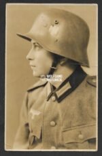 Studioportrait Wehrmacht Soldier wearing M18