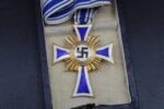 Mutterkreuz in Gold – Mother’s Cross in Gold (C.E. Juncker) - Image 3