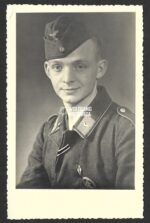 Studioportrait of Fallschirmjäger wearing the Paratrooper's Badge & HJ Membership Badge in Gold (KIA Russia)