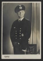 Studioportrait of Kriegsmarine Officer wearing Minensucherabzeichen & Dagger