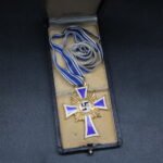 Mutterkreuz in Gold – Mother’s Cross in Gold (Franz Reischauer)