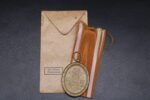 Deutsches Schutzwall-Ehrenzeichen + Tüte (Carl Poellath) - Image 2