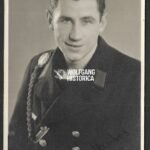 Studioportrait of Kriegsmarine Sailor wearing the Zerstörerkriegsabzeichen