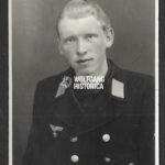 Studioportrait of Kriegsmarine Sailor wearing the Zerstörerkriegsabzeichen