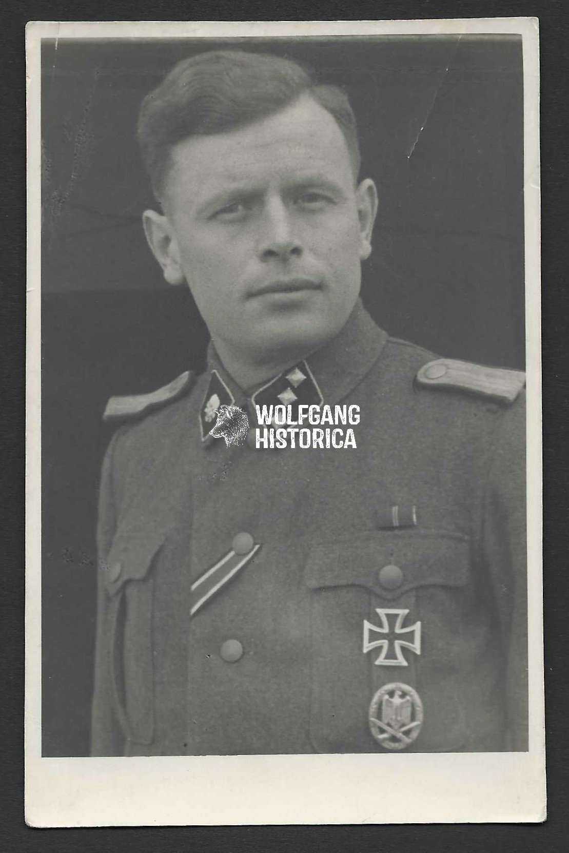 Foto_2026-01-05_170948 Photograph of Untersturmführer with Totenkopf Collar Tab - Image 1