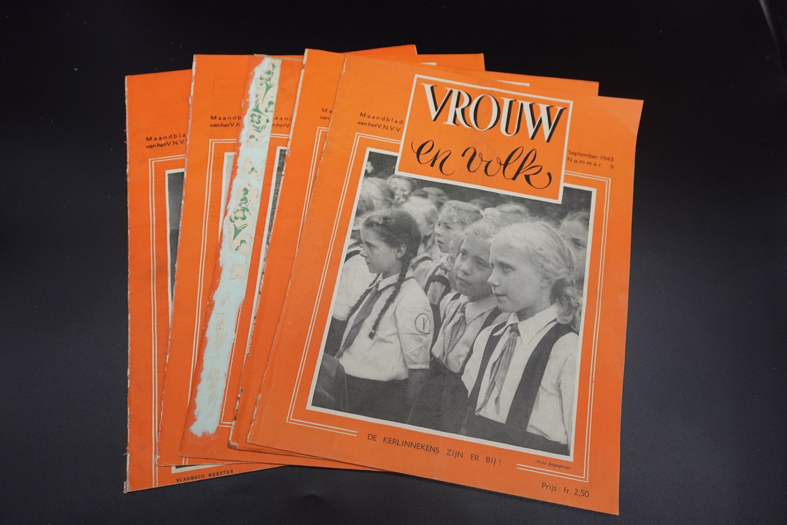 DSC00012 Set of 5x Flemish VNVV "Vrouw en Volk" Magazines (1943) - Image 1