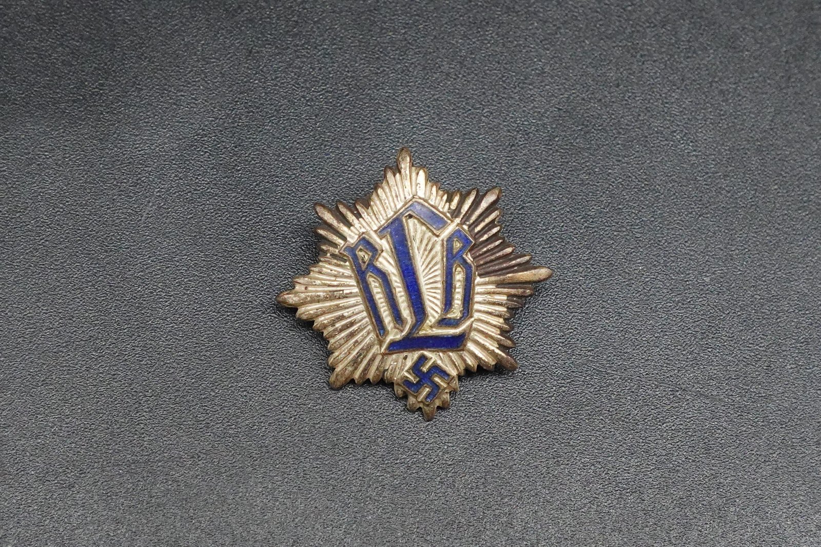 DSC09703 Reichsluftschutzbund (RLB) Mitgliedsabzeichen (Marked "Hofstätter") - Image 1