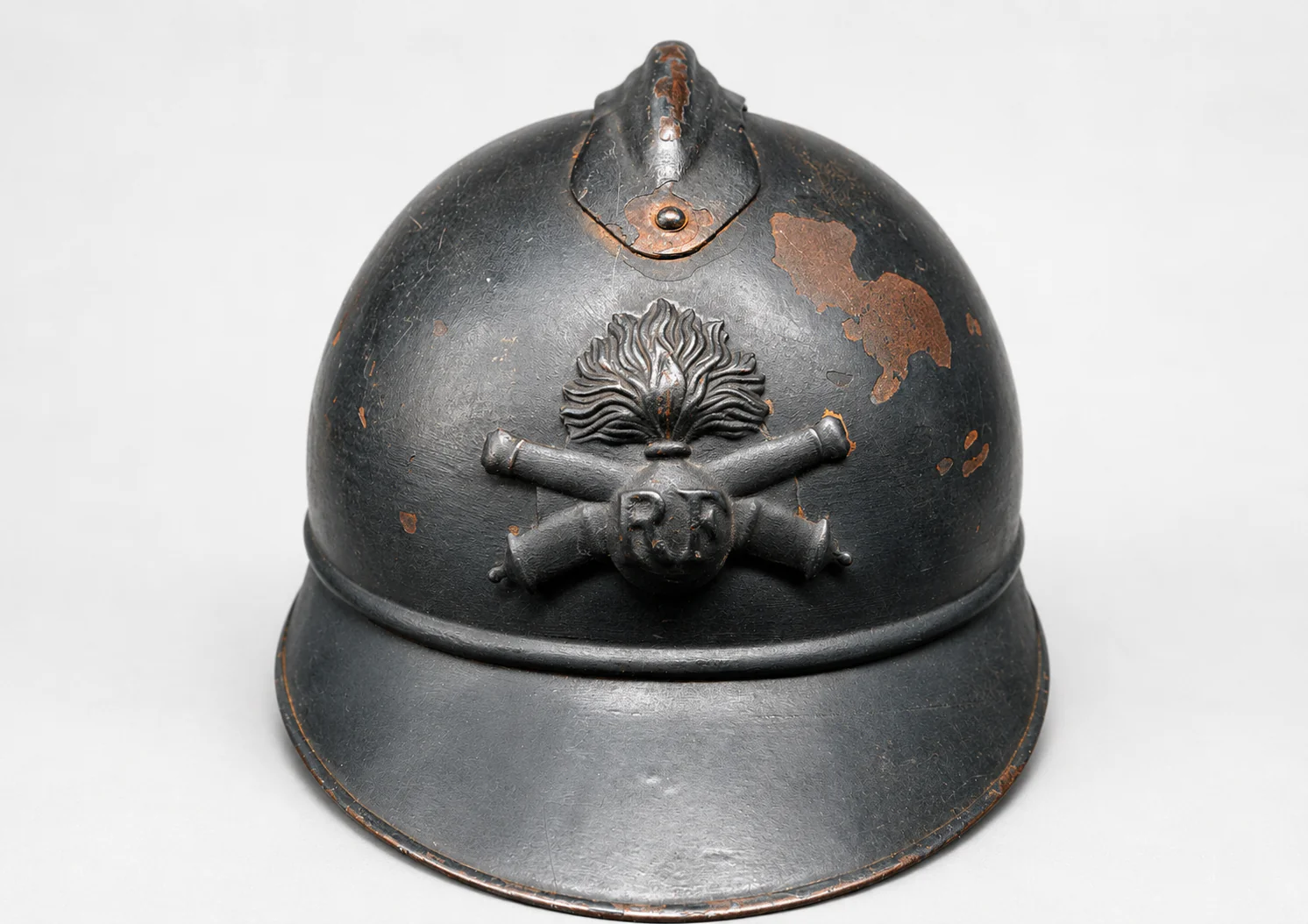 ChatGPT Image 6 mei 2026, 14_07_19 WWI French M15 Adrian Helmet for Artillery – Horizon Blue Steel Helmet w/ Liner & Chinstrap - Image 1