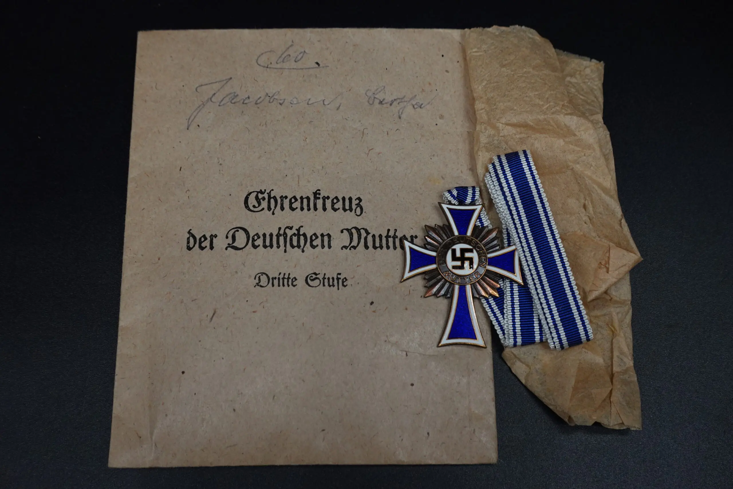 DSC00310 Mutterkreuz in Bronze (“Mother’s Cross in Bronze”) with Karl Wurster, Marktneukirchen Pouch - Image 1