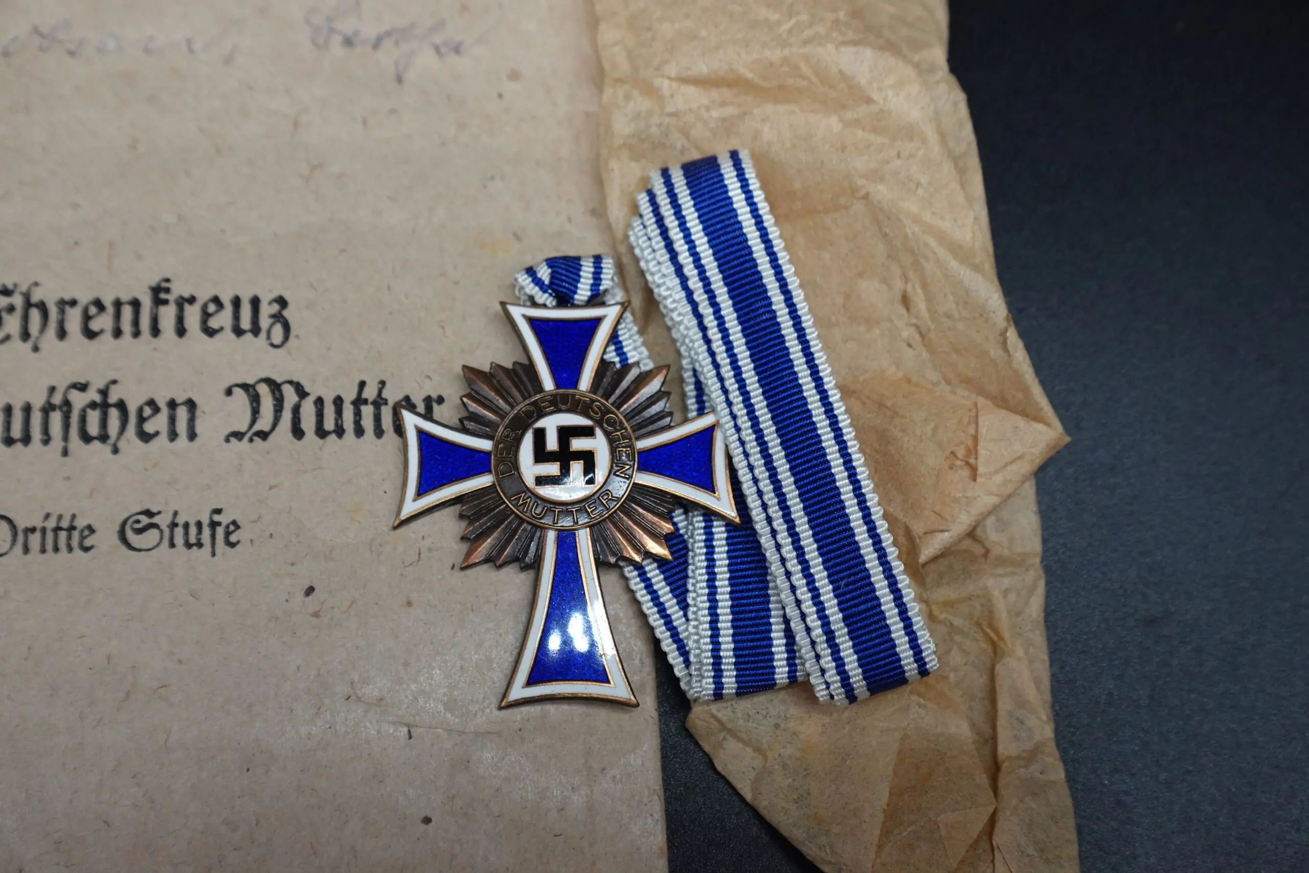Mutterkreuz in Bronze (“Mother’s Cross in Bronze”) with Karl Wurster, Marktneukirchen Pouch - Image 2