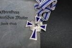 Mutterkreuz in Silber (“Mother’s Cross in Silver”) with Gustav Brehmer, Marktneukirchen Pouch - Image 2