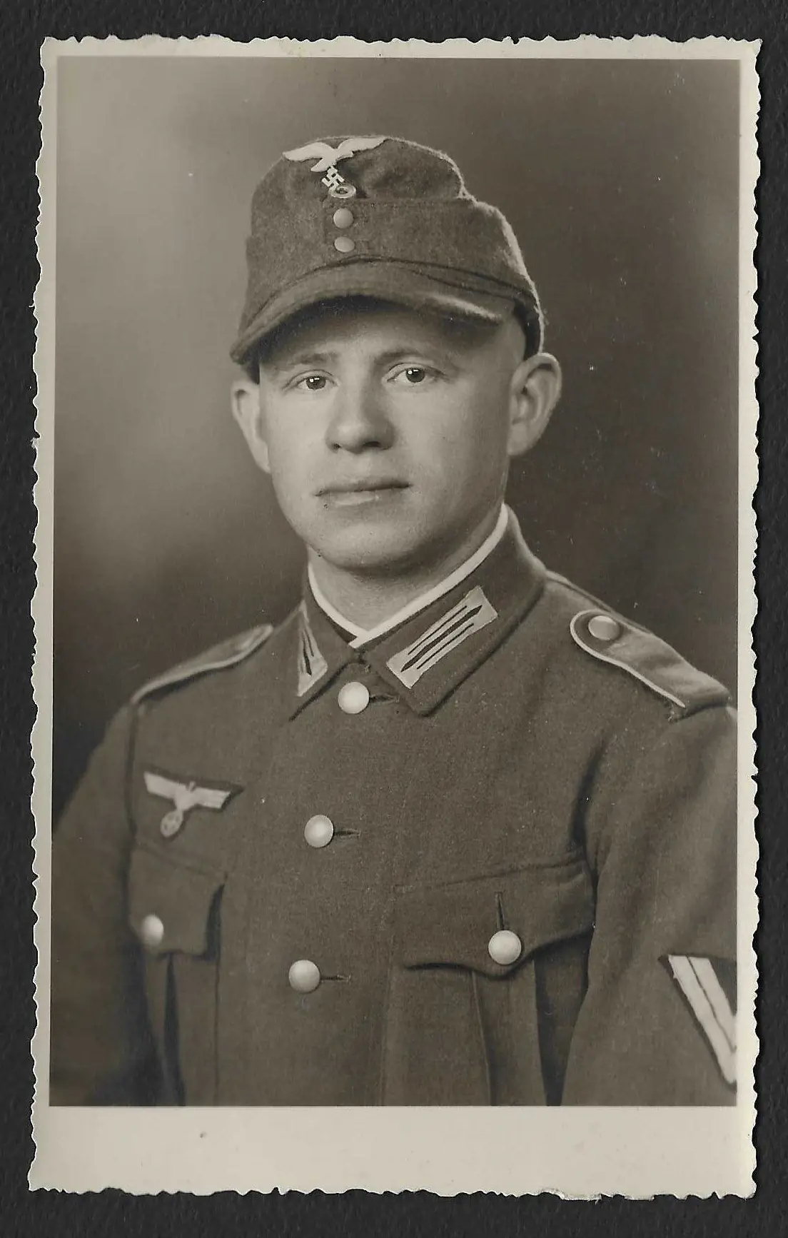Foto_2026-04-15_101830 Studioportrait Wehrmacht Soldier wearing Luftwaffe M43 Field Cap - Image 1