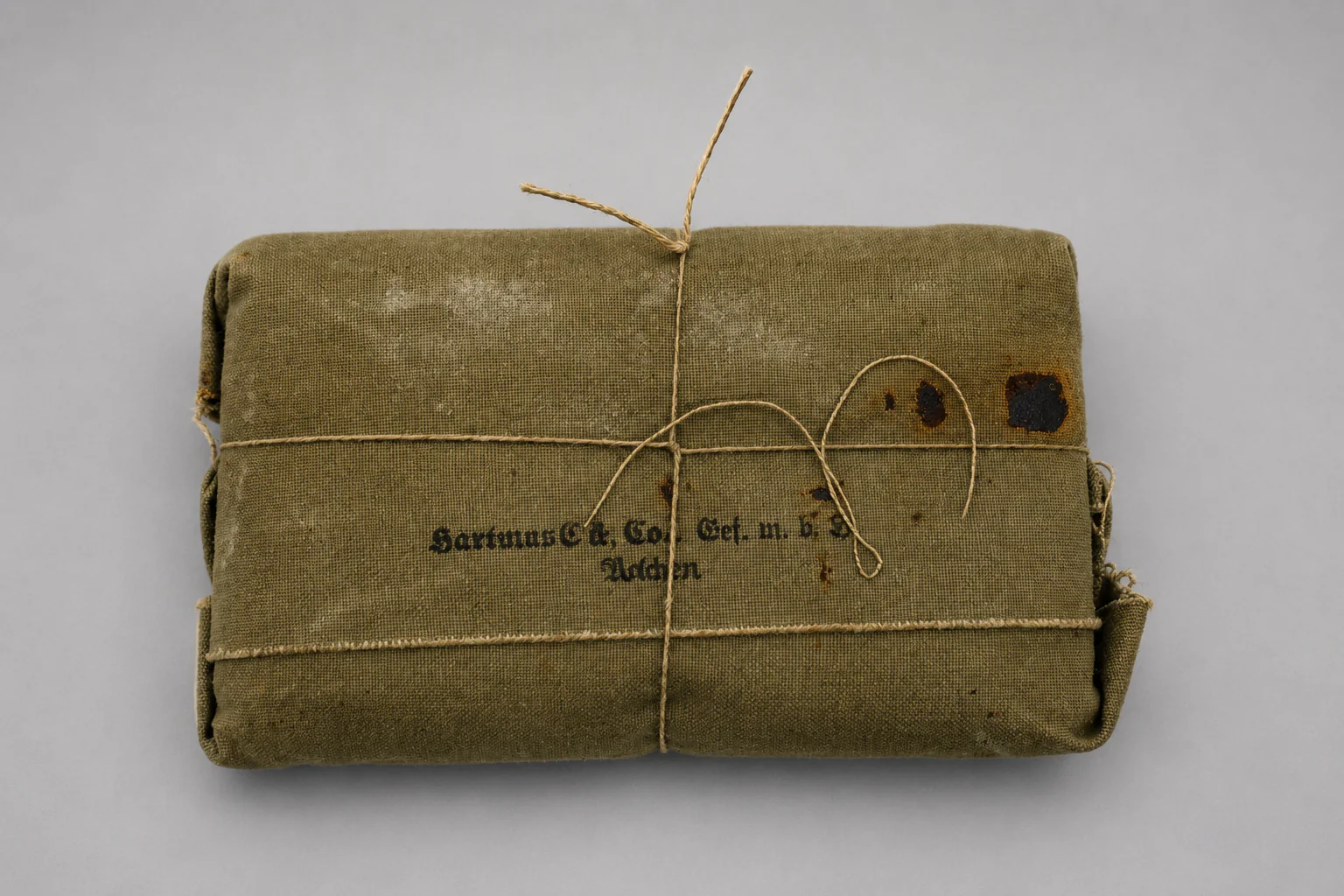 WWII Wehrmacht Verbandpäckchen / First Aid Bandage Pack – 1939 Dated - Image 2