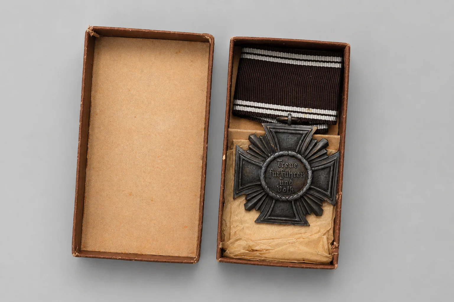 NSDAP Dienstauszeichnung in Bronze (10 Jahre) in Etui – NSDAP Long Service Award - Image 2