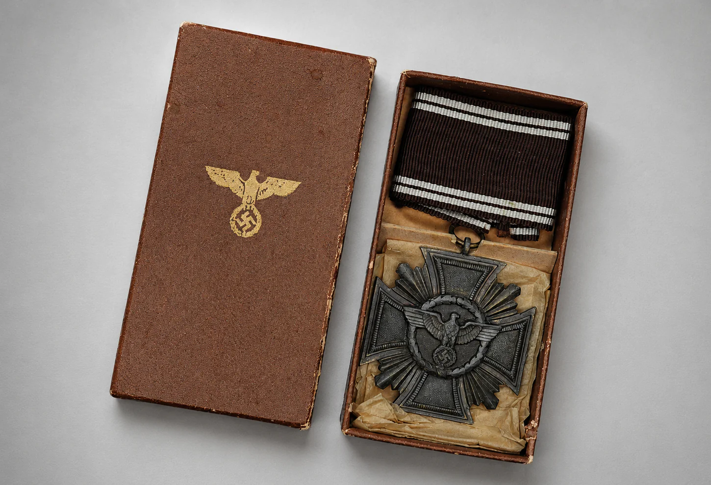 Image 21 mei 2026, 11_20_57 NSDAP Dienstauszeichnung in Bronze (10 Jahre) in Etui – NSDAP Long Service Award - Image 1