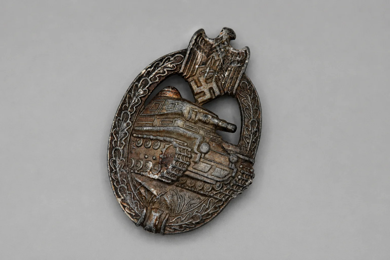 Panzerkampfabzeichen in Bronze by Adolf Scholze (?) - Panzer Assault Badge in Bronze - Image 2