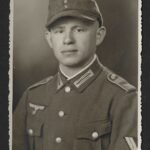 Rare Studioportrait Wehrmacht Soldier with Luftwaffe Metal Eagle on his Fieldcap!