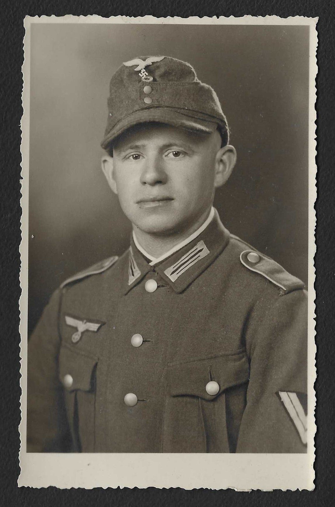 Foto_2026-06-11_163207 Rare Studioportrait Wehrmacht Soldier with Luftwaffe Metal Eagle on his Fieldcap! - Image 1