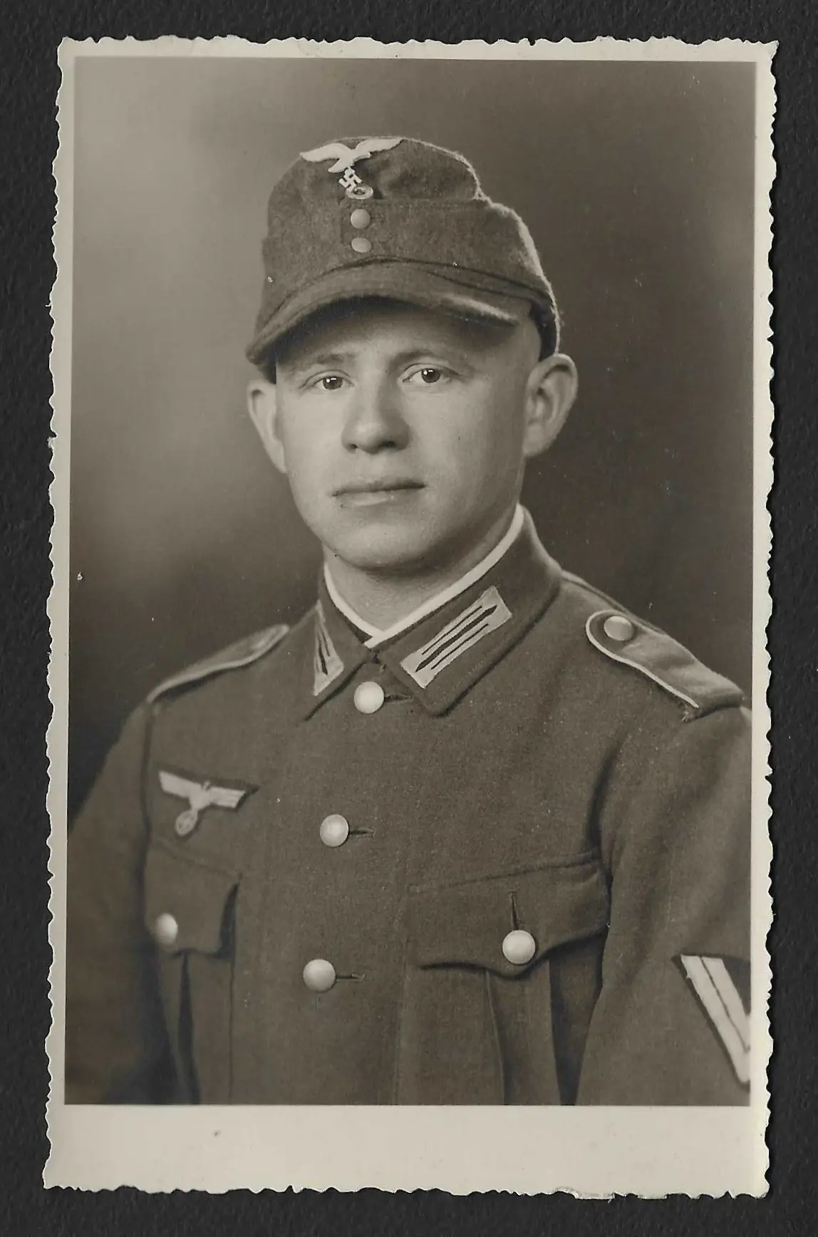 Rare Studioportrait Wehrmacht Soldier with Luftwaffe Metal Eagle on his Fieldcap! - Image 1