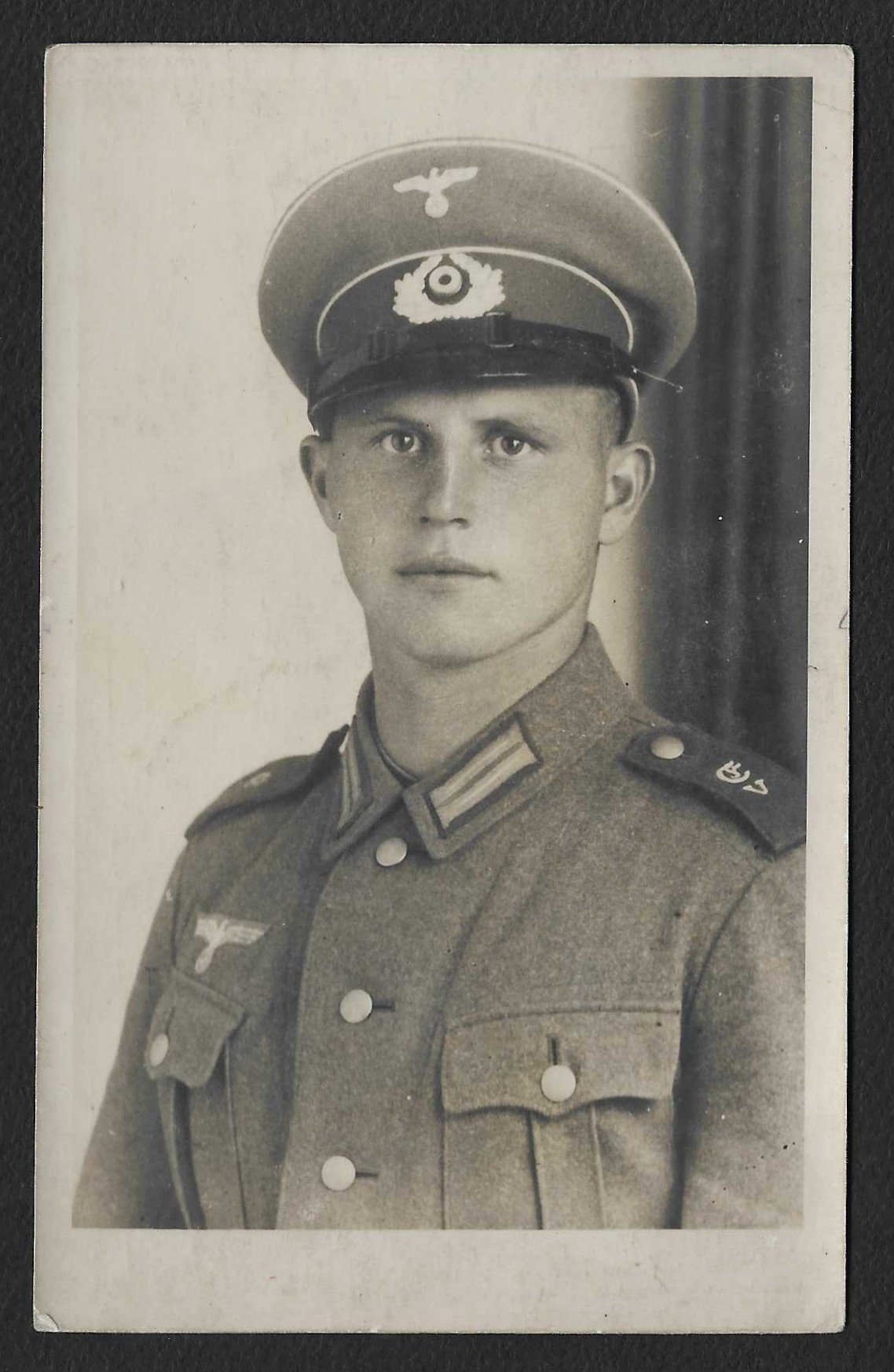 Foto_2026-06-11_172100 Studioportrait of Wehrmacht Soldier wearing "Eisenbahn-Panzerzüge V" Personnel Shoulderboards - Image 1