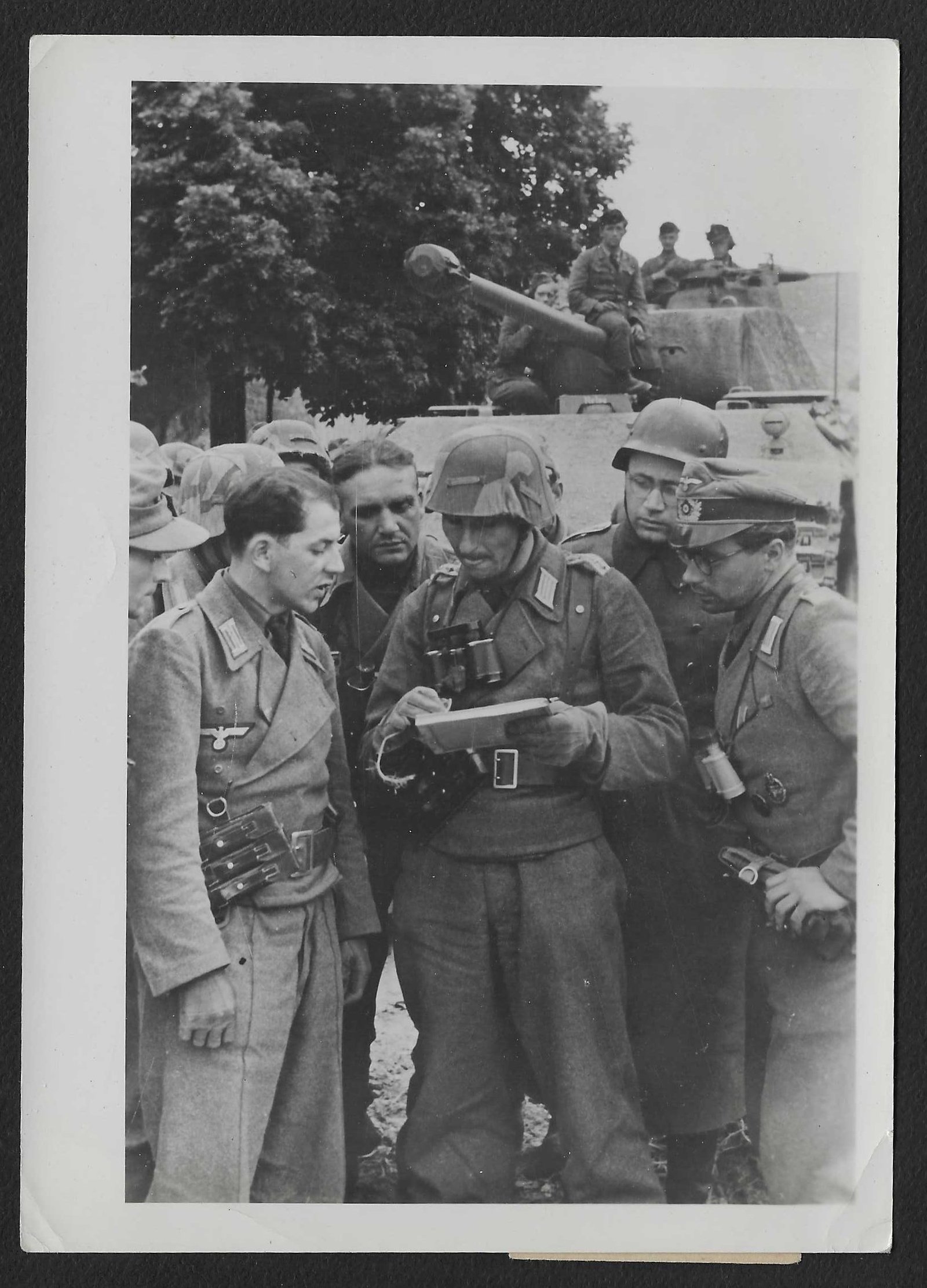 Foto_2026-06-16_085637 WWII German Press Photo – Panzer Commander Briefing Before Action, Normandy Invasion Front – Dated 16.06.1944 - Image 1