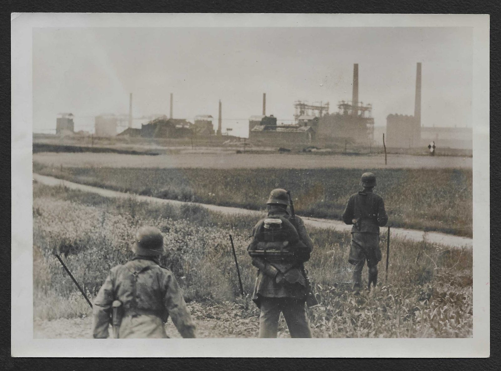 Foto_2026-06-16_085639 WWII German Press Photo – Reconnaissance Patrol Leaving Strongpoint, Normandy Front – Dated 27.07.1944 - Image 1