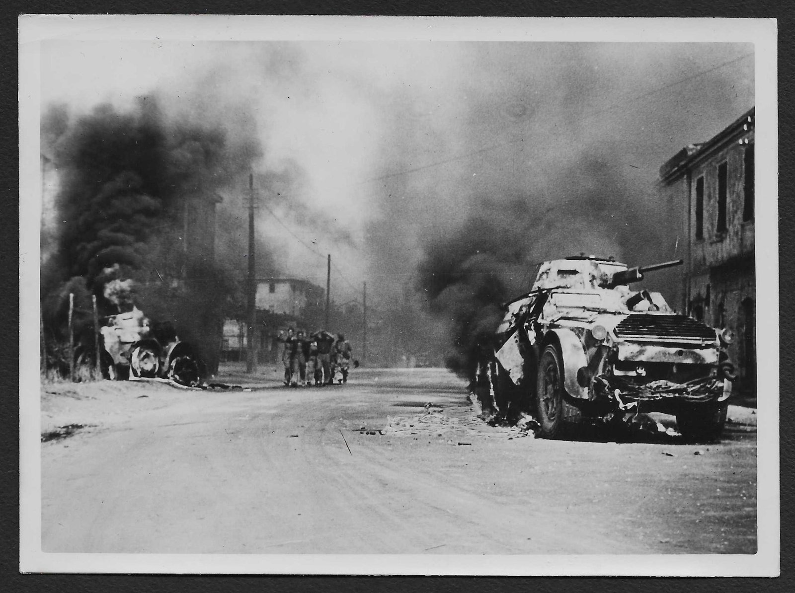 Foto_2026-06-16_090009 WWII German Press Photo – German Fallschirmjäger Street Fighting in Northern Italy – Captured Badoglio Supporters – 1943/44 - Image 1