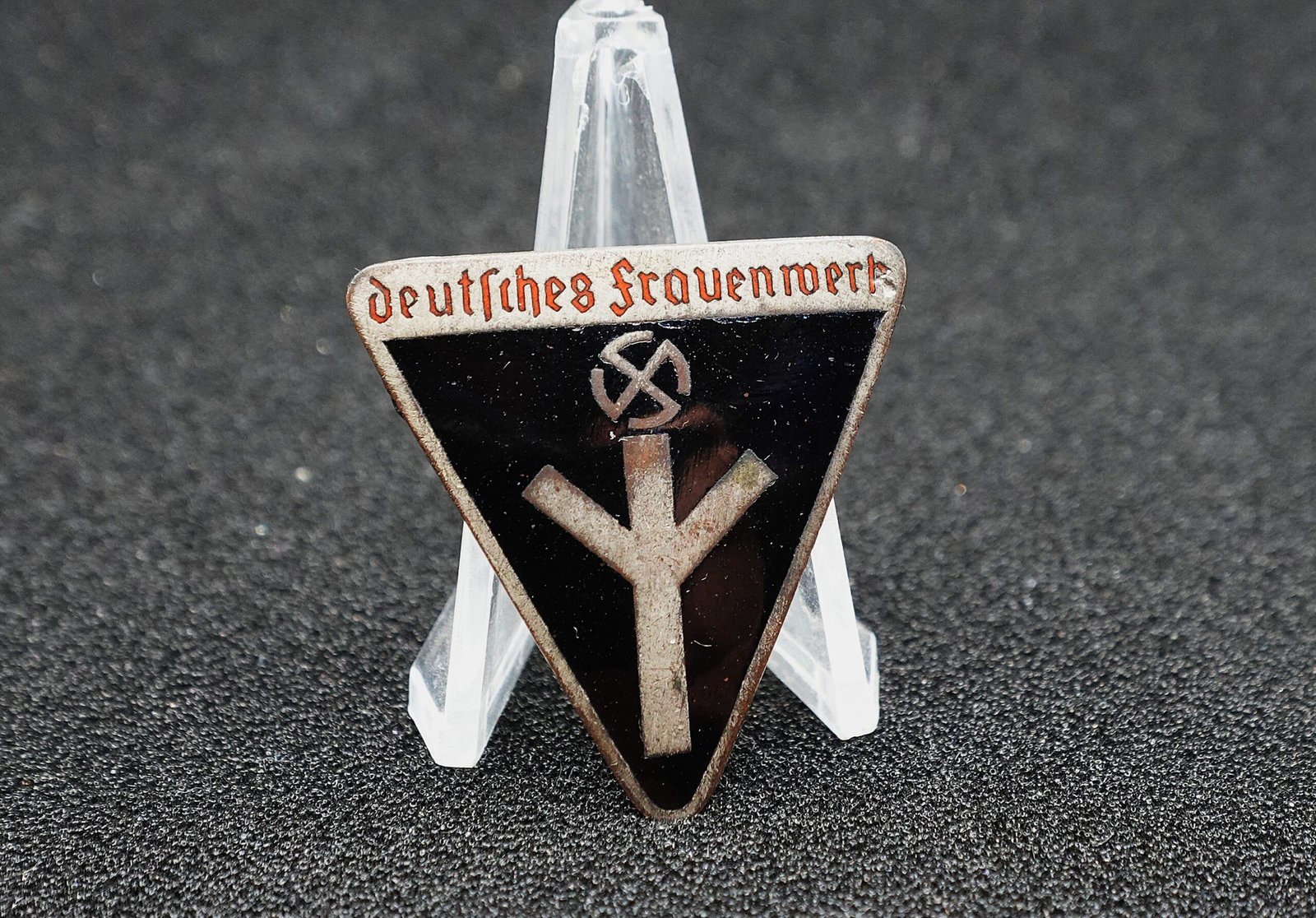 DSC01589 Deutsches Frauenwerk Membership Badge – RZM M1/157 - Image 1
