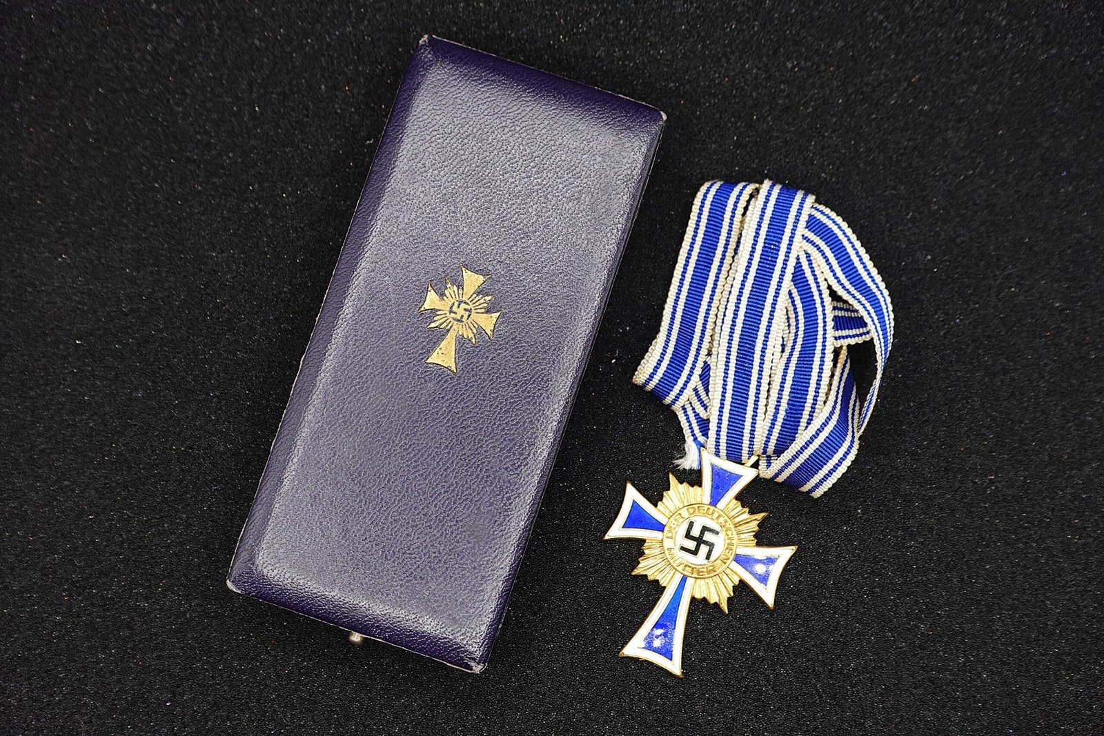 DSC01718 Mother’s Cross in Gold (Ehrenkreuz der Deutschen Mutter in Gold) in Case – August G. Tham, Gablonz - Image 1