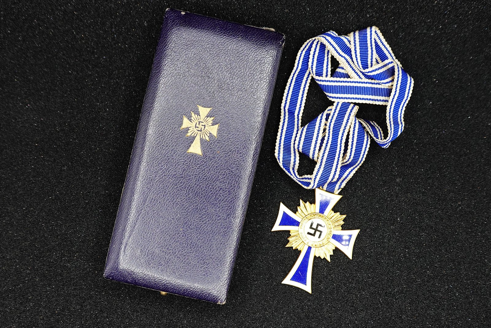 DSC01719 Mother’s Cross in Gold (Ehrenkreuz der Deutschen Mutter in Gold) in Case – C. F. Zimmermann, Pforzheim - Image 1