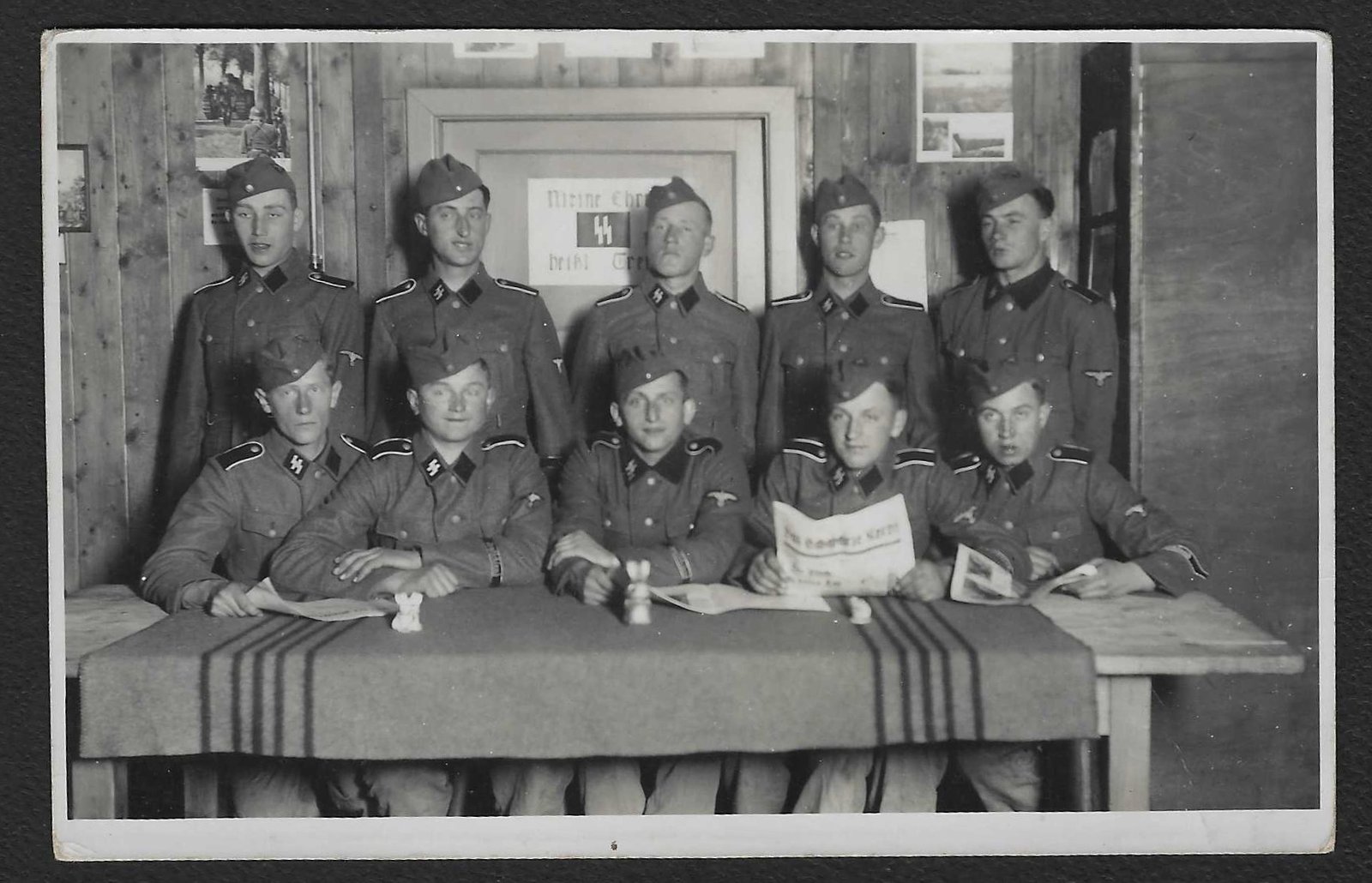 Foto_2026-07-19_181619 Rare Waffen-SS Group Photograph with "Das Schwarze Korps" Newspaper & "Meine Ehre heißt Treue" Motto - Image 1