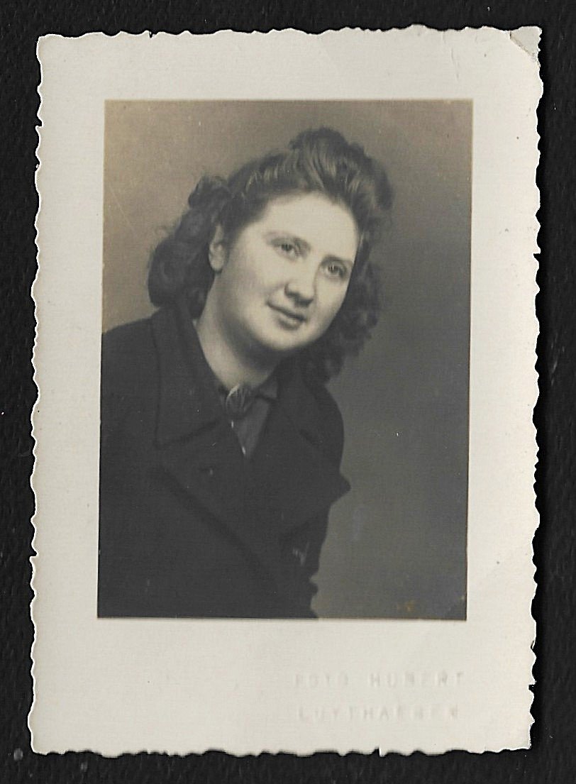 Foto_2026-07-29_170051 Flemish Vrijwillige Arbeitsdienst voor Vlaanderen (VAVV) Portrait with Brooch - Image 1