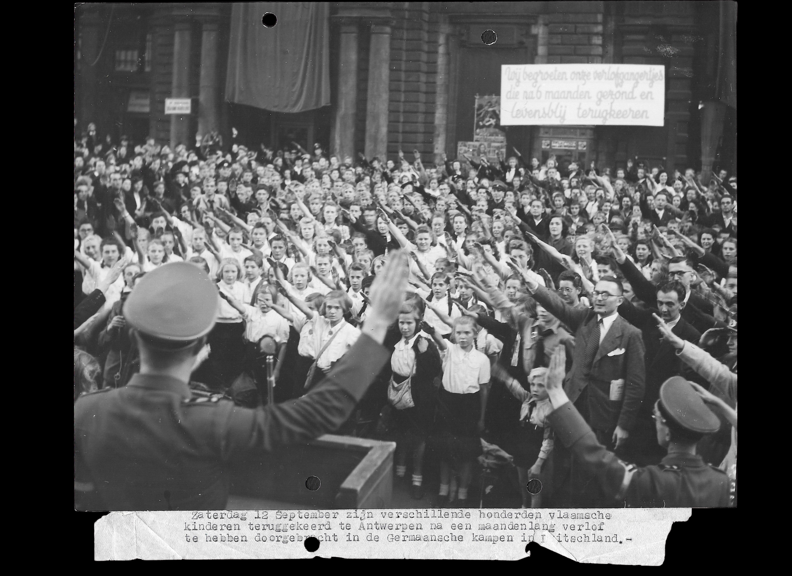 Ontwerp zonder titel (18) Press Photograph – Return of Flemish Children from Holiday Camps in Germany – Antwerp, September 1942 - Image 1