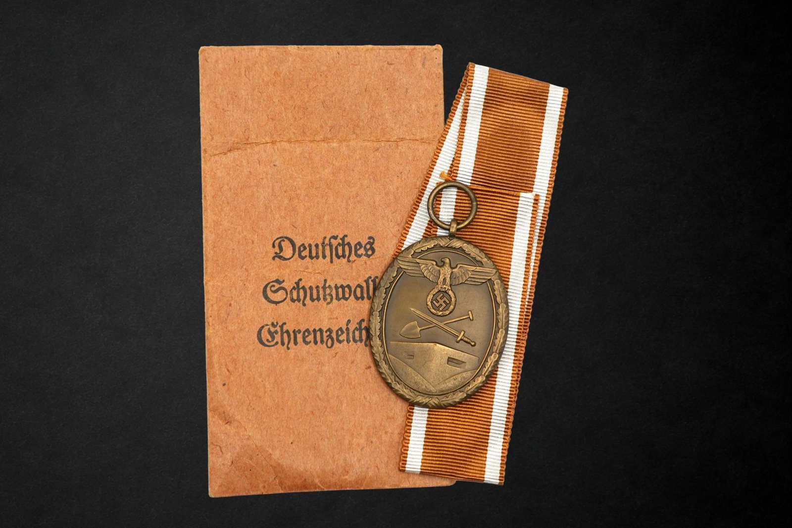 Ontwerp zonder titel (33) Deutsches Schutzwall-Ehrenzeichen (“Westwall Medal”) with Hermann Wernstein Pouch - Image 1