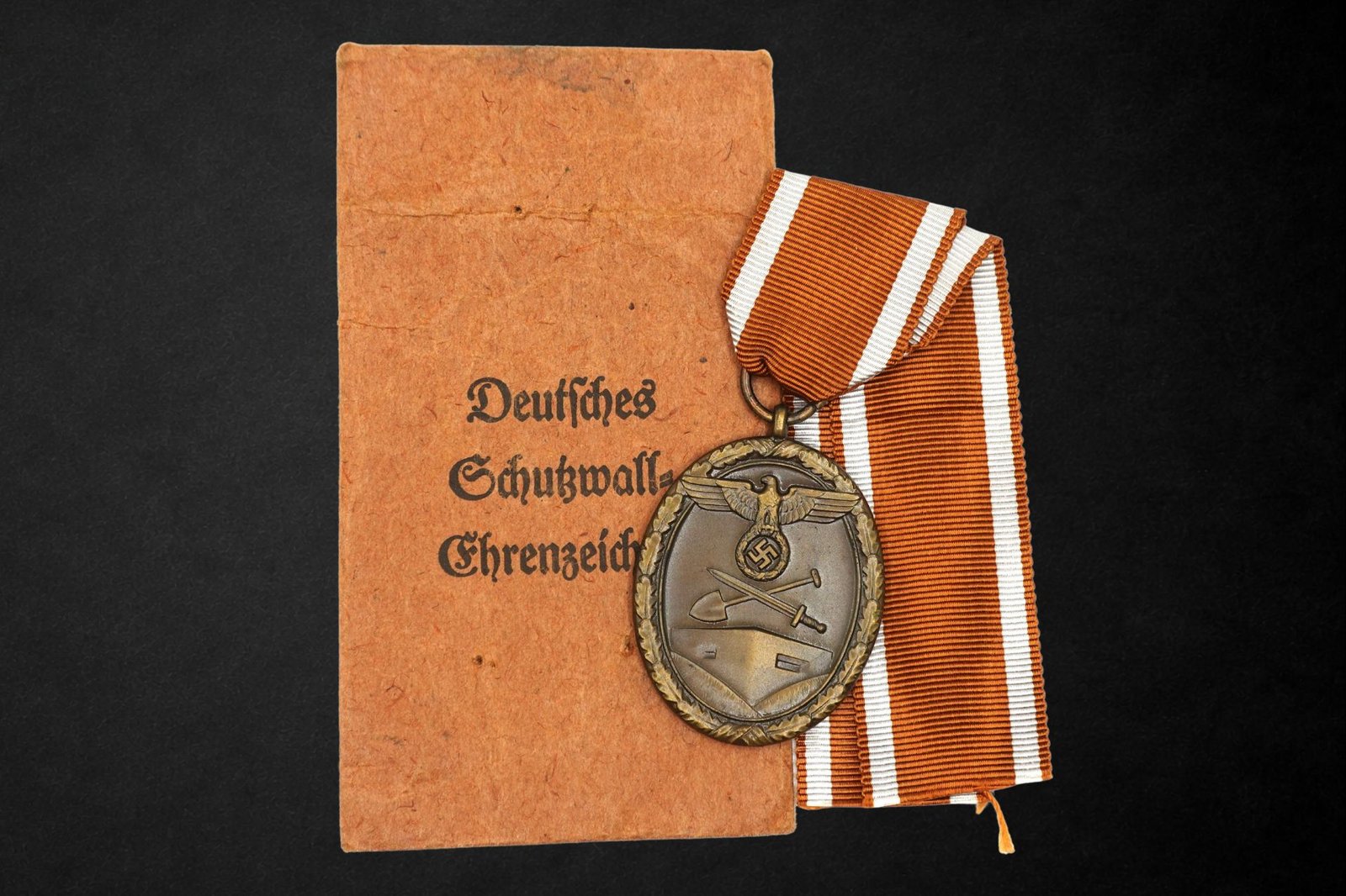 Ontwerp zonder titel (34) Deutsches Schutzwall-Ehrenzeichen (“Westwall Medal”) with Karl Hensler Pouch - Image 1