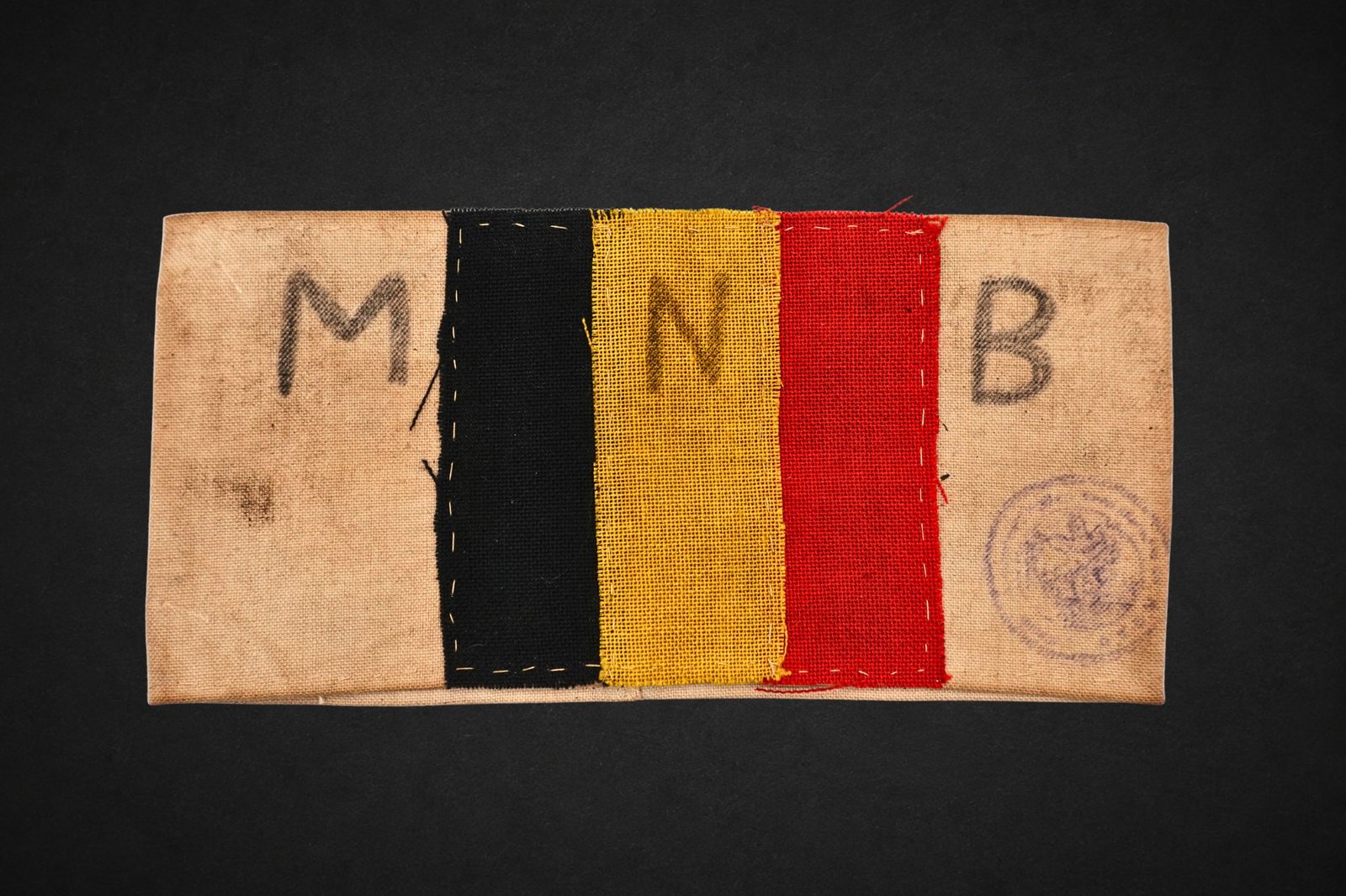 Ontwerp zonder titel (72) Belgian Resistance Armband – MNB (Mouvement National Belge / Belgische Nationale Beweging) – WWII - Image 1
