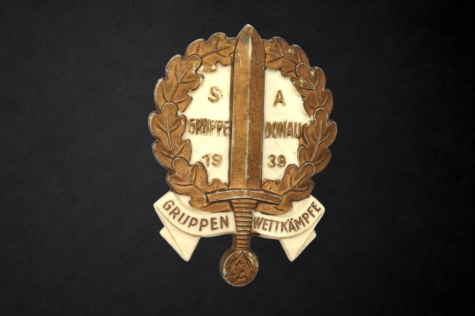 Ontwerp zonder titel SA Gruppe Donau 1939 Gruppenwettkämpfe Badge – RZM M9/25 - Richard Sieper & Söhne - Image 1