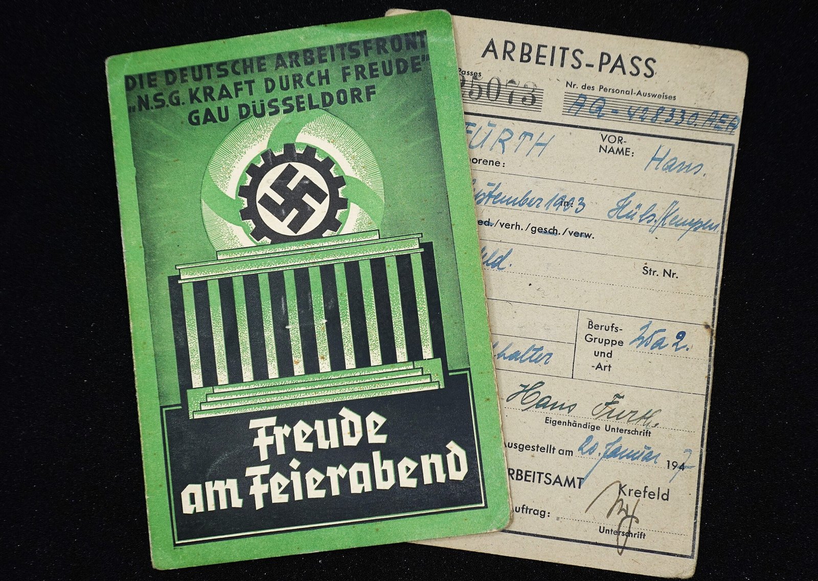 DSC01808 DAF / Kraft durch Freude (KdF) Theatre Pass 1937/38 with Photo – Gau Düsseldorf - Image 1