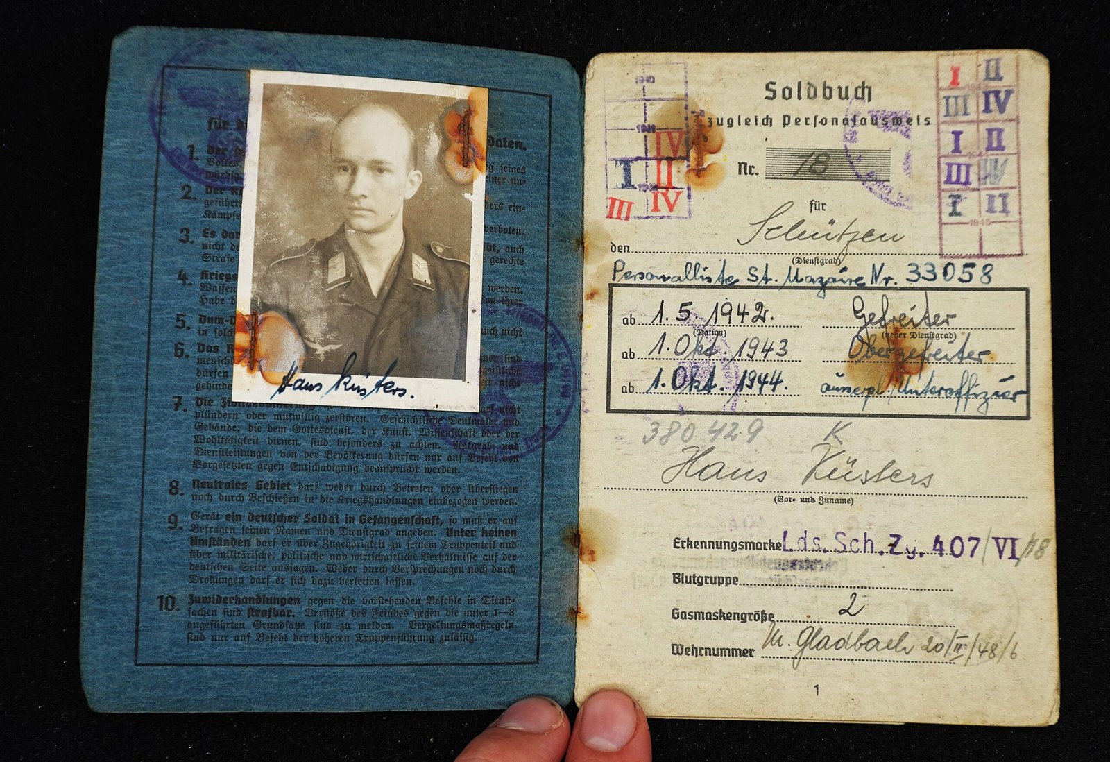 DSC01818 Luftwaffe Soldbuch – Festung Saint-Nazaire (Kampfgruppe Nietsch & Fronteinsatz with K.M.Gr. Hellmund) - Image 1