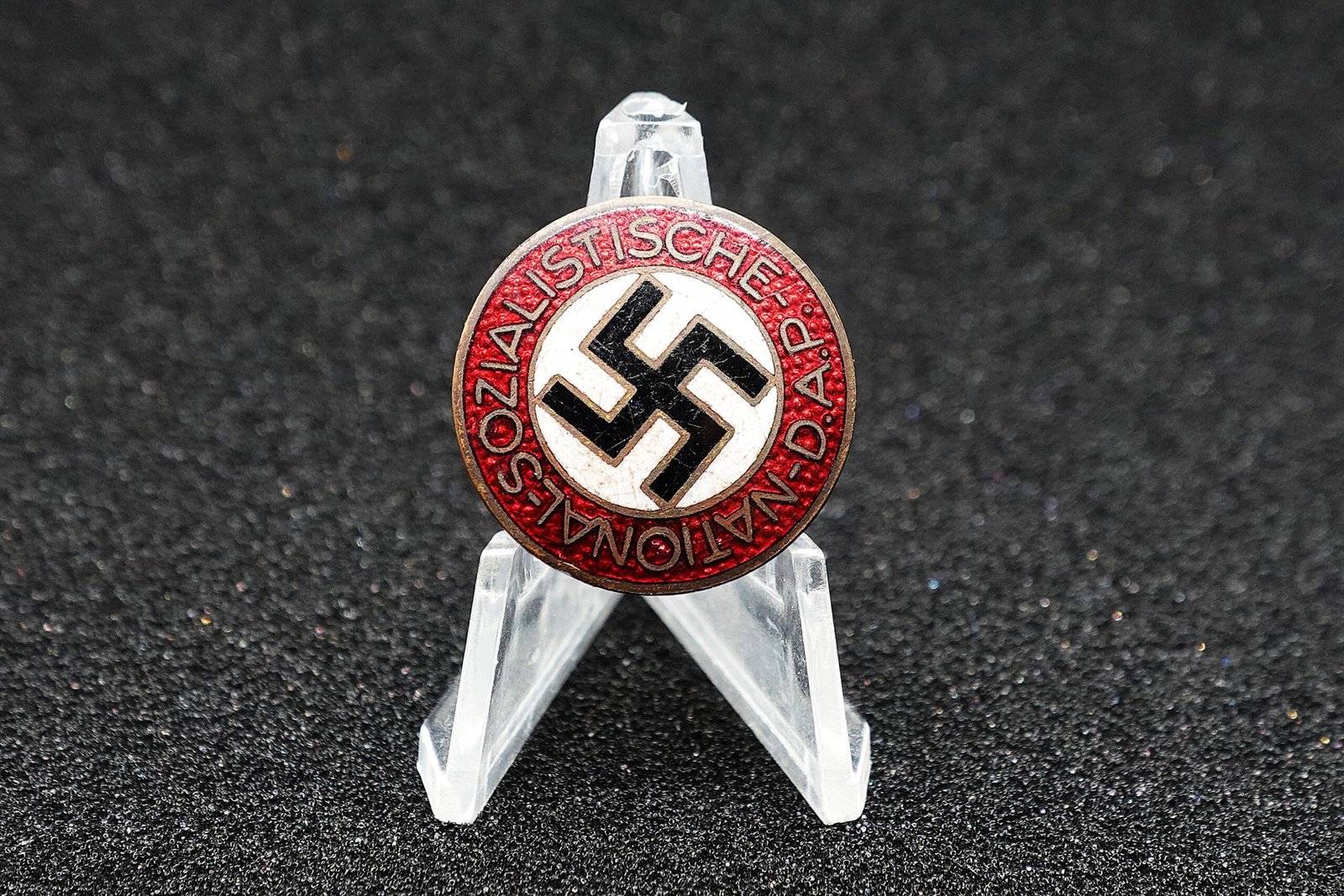 DSC01928 NSDAP Parteiabzeichen – RZM M1/130 – Grossmann & Co. Wien (Rare Maker!) - Image 1