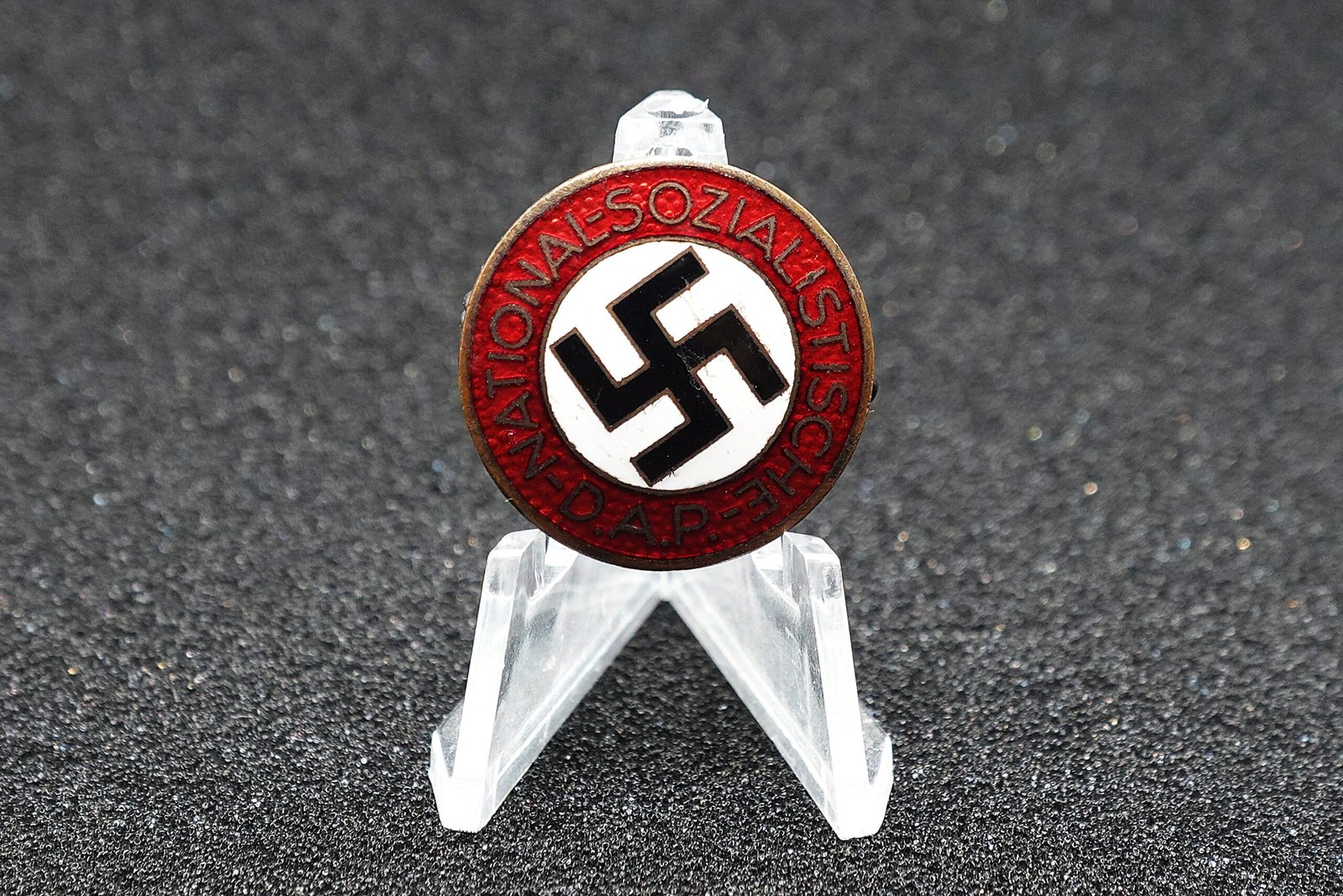DSC01930 NSDAP Parteiabzeichen – RZM M1/23 – Wilhelm Borgas (Rare Maker!) - Image 1