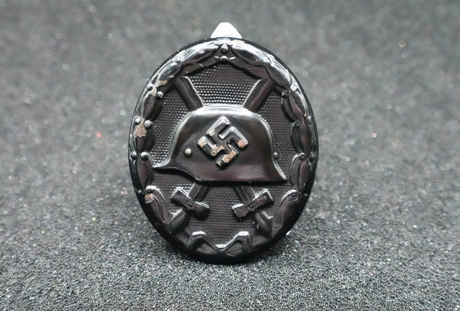 DSC02000 Wound Badge in Black – “107” Carl Wild, Hamburg – Maker Marked - Image 1
